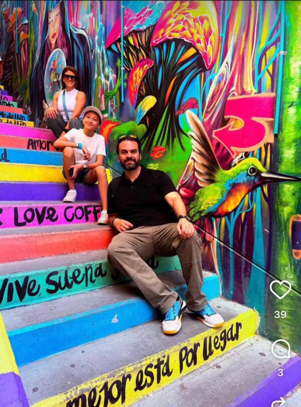 Join a Comuna 13 Tour and discover Medellín’s most visited attraction, featuring colorful street art, urban culture, and incredible city views. 🌟🏙️