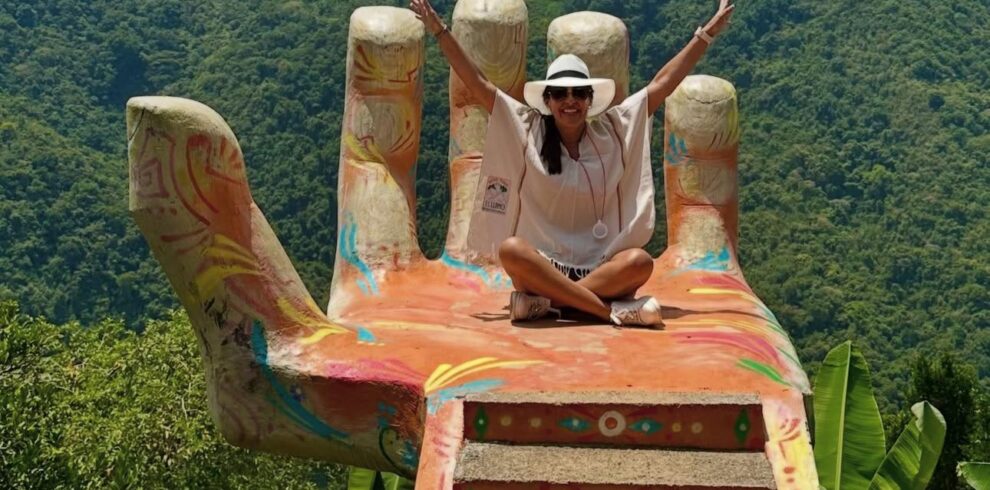 Travelers enjoying an EcoTour Campesino Medellin with local farmers, coffee plantations, and beautiful countryside landscapes.